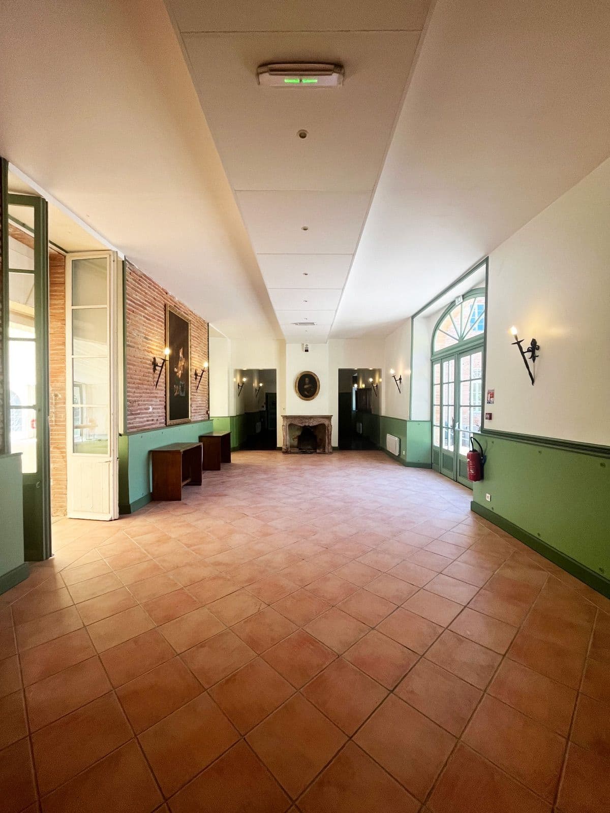 La salle de réception et sa cheminée