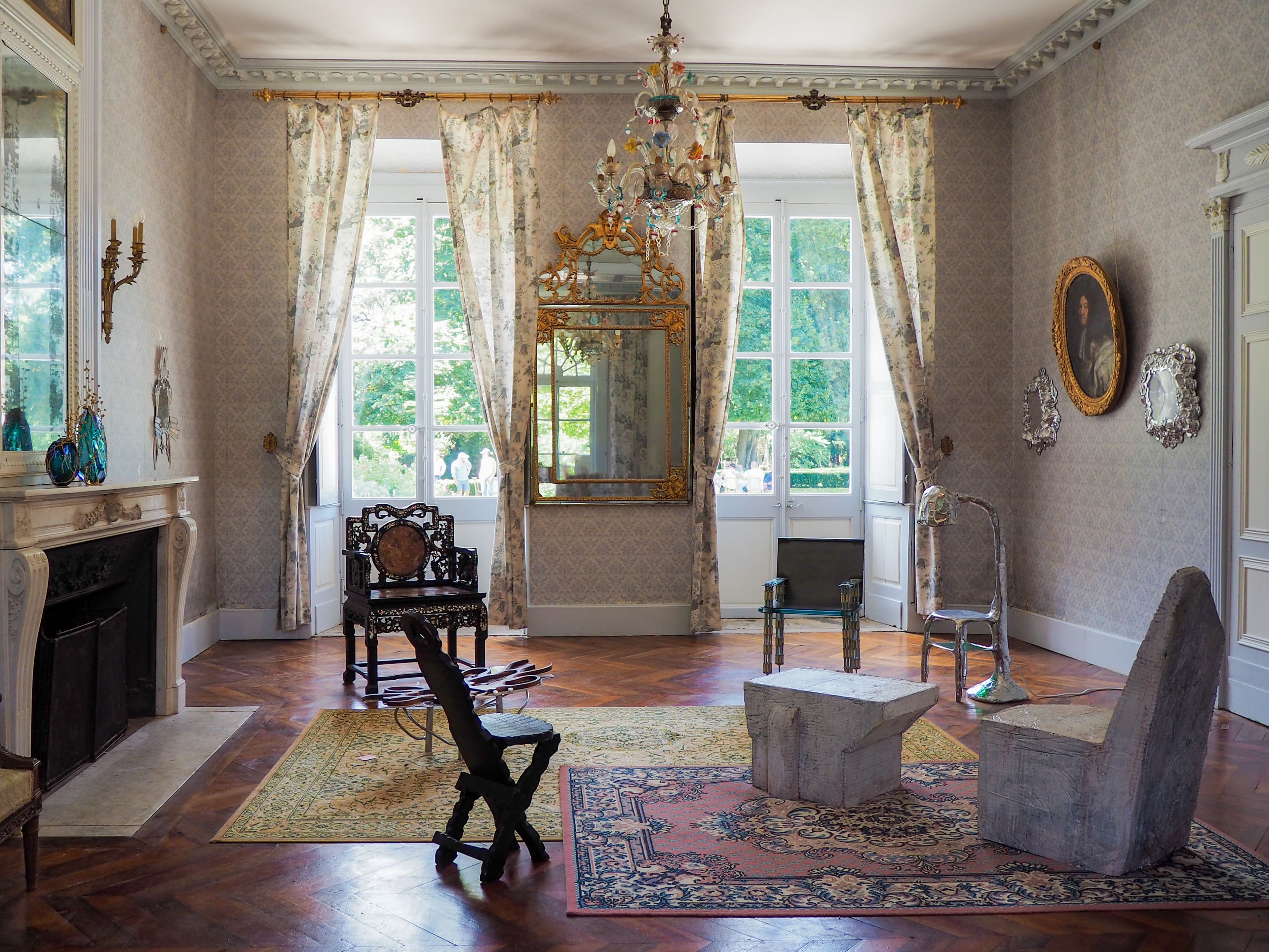 La chaise et la table Taula 05 de PIerre Klein exposé dans le salon du Domaine de Palays